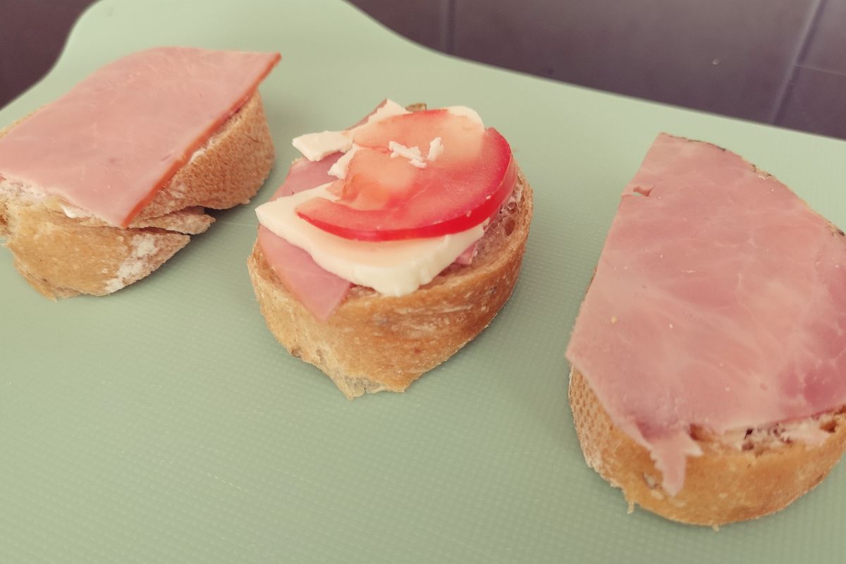 Przetworzone mięso może zwiększać ryzyko raka jelita grubego nawet o 18 proc.