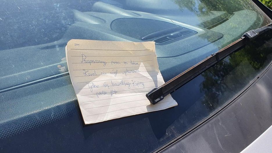 Taką kartkę znalazł za wycieraczką