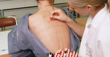 Koronawirus w Polsce. Czy można brać leki na alergię przed szczepieniem? Prof. Szuster-Ciesielska odpowiada