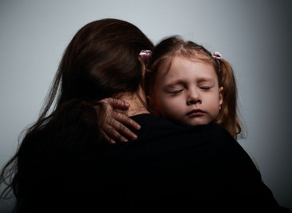 Poczucie bezpieczeństwa to podstawa relacji z dzieckiem. Rozmawiaj, przytulaj, nie bój się okazywać uczuć i chwalić swoją pociechę. Niech czuje, że zawsze może na ciebie liczyć