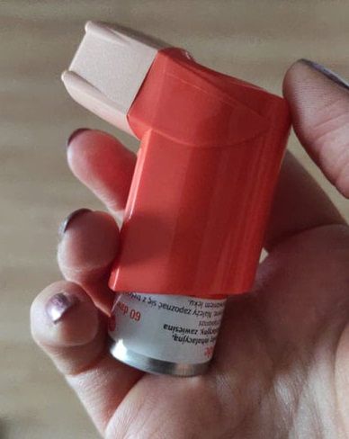 Dzięki temu, że preparat jest podawany wziewnie, nie powoduje skutków ubocznych