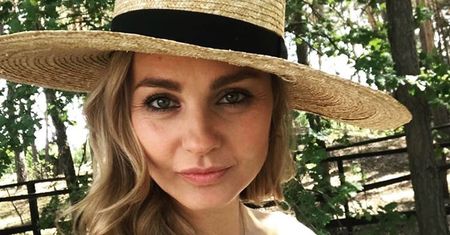 STYLOWE MAMY: Małgorzata Socha w koronkowej koktajlówce i kapeluszu