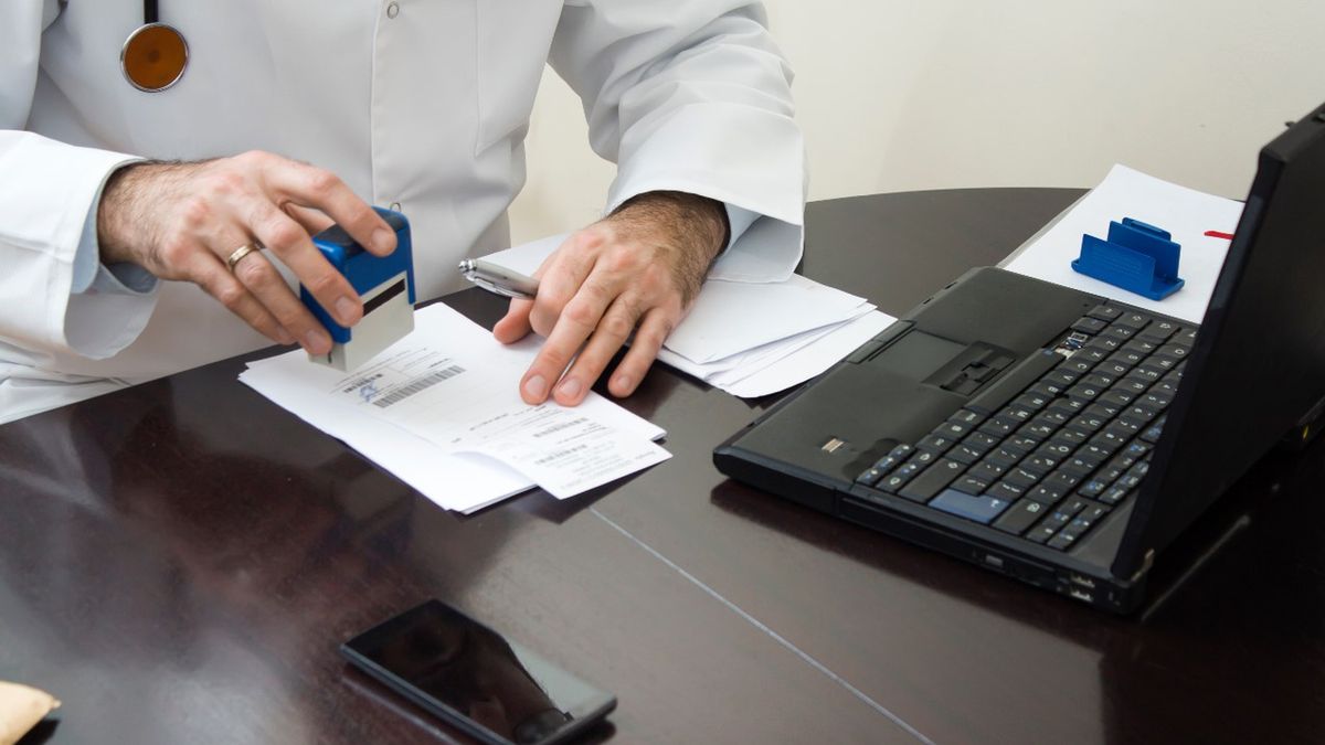 W diagnostyce zespołu Millera-Fishera należy uwzględnić różne jednostki chorobowe, takie jak zapalenie pnia mózgu Bickerstaffa.