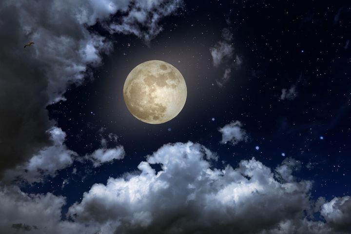123RF W piątek trzynastego przypada pełnia Księżyca Żniwiarzy