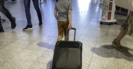 Zostawili dziecko na lotnisku i odlecieli. Chłopiec błąkał się po terminalu w Barcelonie