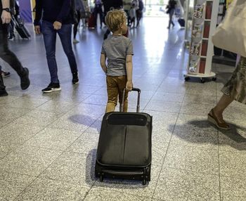 Zostawili dziecko na lotnisku i odlecieli. Chłopiec błąkał się po terminalu w Barcelonie