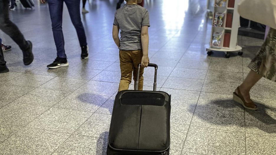 Zostawili dziecko na lotnisku i odlecieli. Chłopiec błąkał się po terminalu w Barcelonie