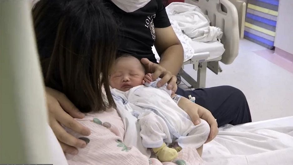 Dziecko urodziło się z pępowiną owiniętą wokół szyi aż 6 razy