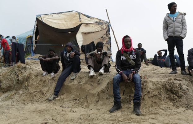 Przerażający wypadek w Calais. Winne gangi uchodźców napadające na samochody i ciężarówki