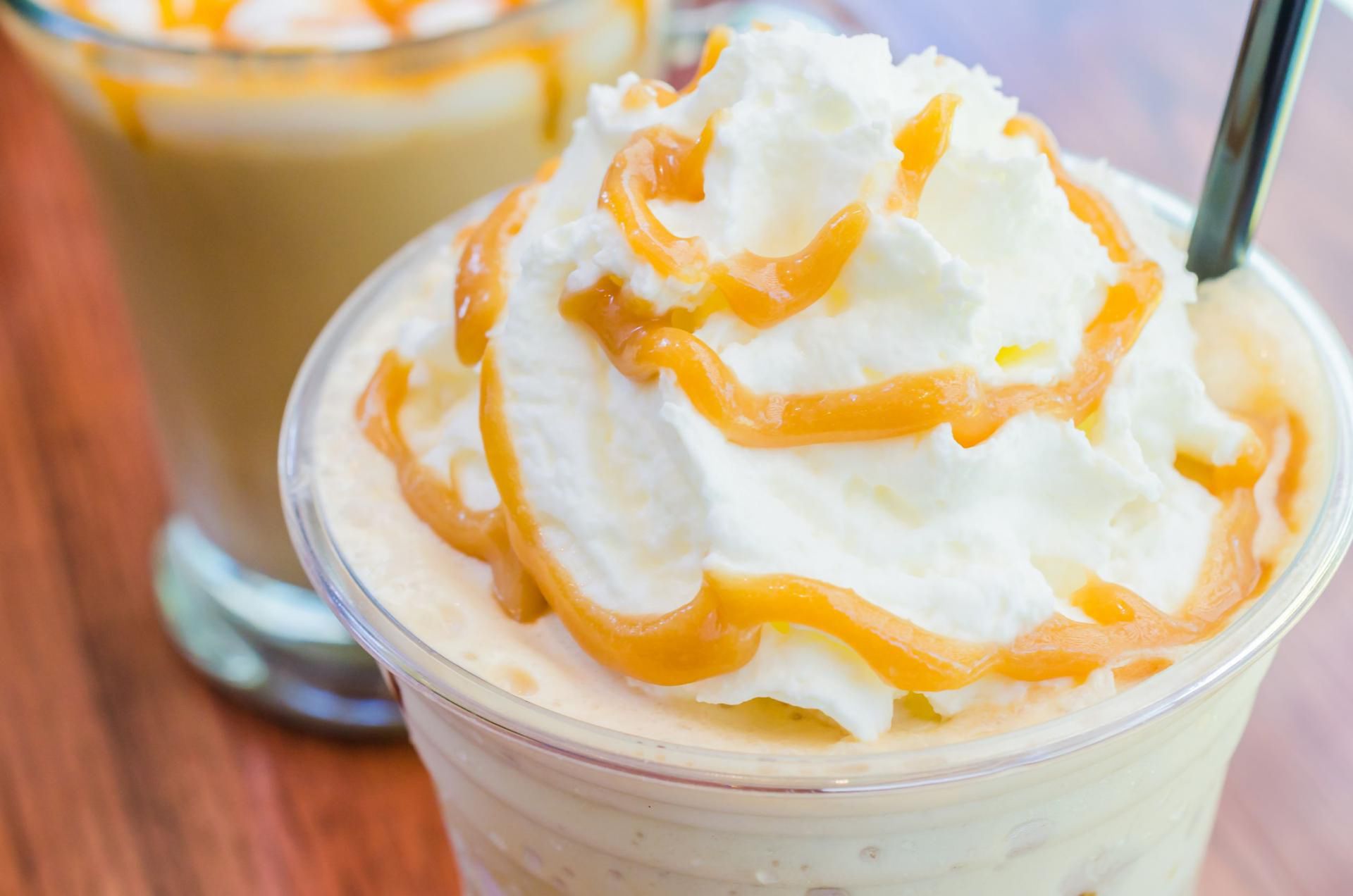 Napoje kawowe są pyszne. Zwłaszcza te z dodatkiem słodkiego syropu orzechowego.