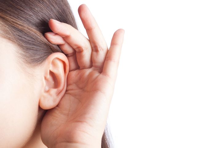 Czyszczenie uszu to temat, który powinny zgłębić zwłaszcza osoby, które zmagają się z nadprodukcją woskowiny.