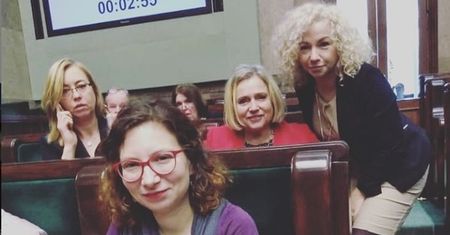 Daria Gosek-Popiołek z córką w Sejmie. Mała Józefina na rękach posłanek