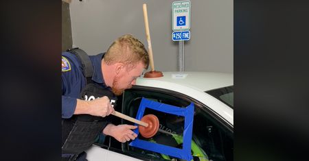 Policjant pokazuje, co zrobić, gdy zatrzaśniemy kluczyki w aucie. "Wybiłabym szybę i tyle"