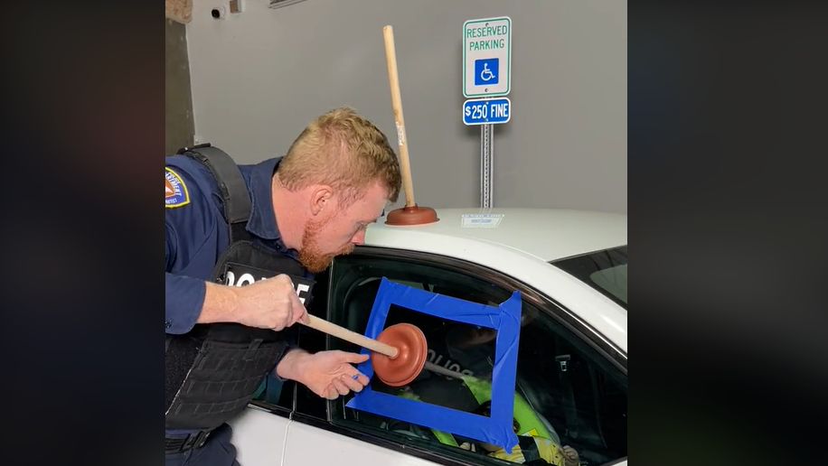 Policjant pokazuje, co zrobić, gdy zatrzaśniemy kluczyki w aucie. Internauci podzieleni