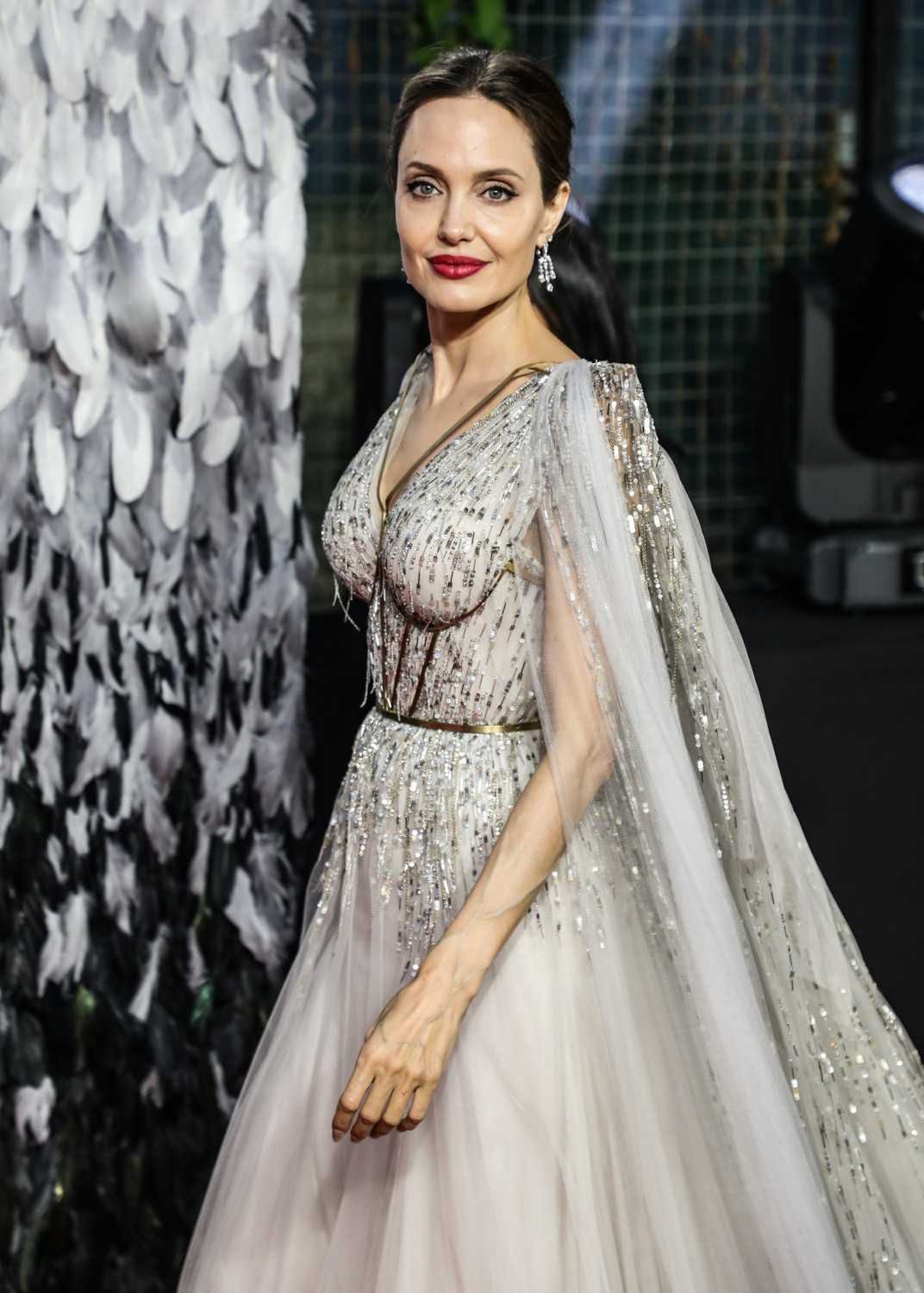 Angelina Jolie w zjawiskowej sukni na premierze Czarownicy 2 w Londynie