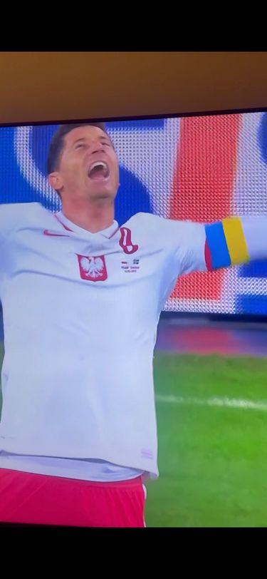 Robert Lewandowski z przepaską Ukrainy na meczu ze Szwecją