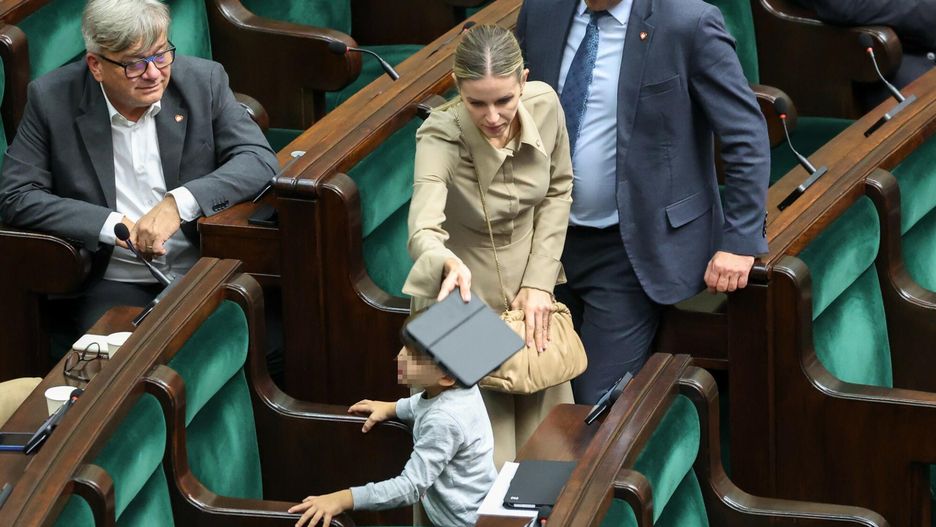 Posłanki chcą zmian w sejmie. "Płakała w łazience i mówiła, że nie ma z kim zostawić dziecka"