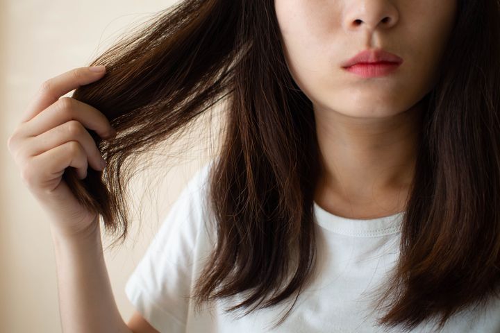 Olejek rozmarynowy na włosy ma właściwości pielęgnujące.