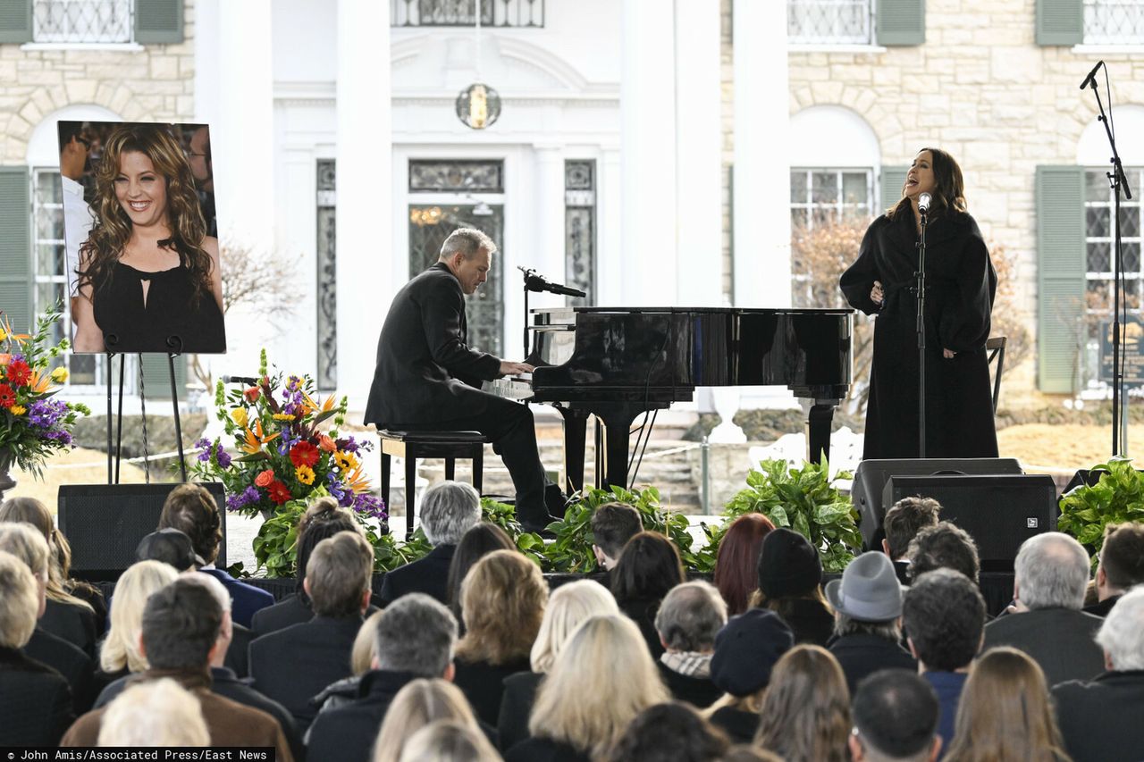 Alanis Morissette i Mike Farrell  - pogrzeb Lisy Marie Presley