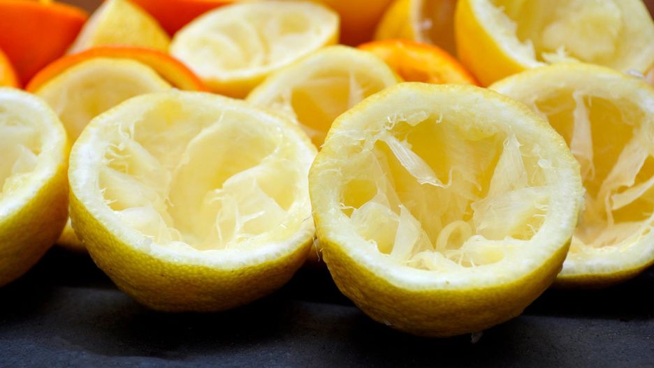 Nie wyrzucaj skórki po cytrynie. Włóż ją do zmywarki. Mamy pokochały ten trik (WIDEO)