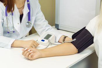 Jakie ciśnienie krwi grozi zawałem serca? Granica jest niższa, niż się wydaje