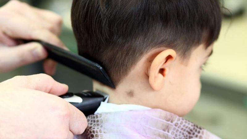 Fryzury dla chłopców nie muszą być klasyczne, czyli krótkie