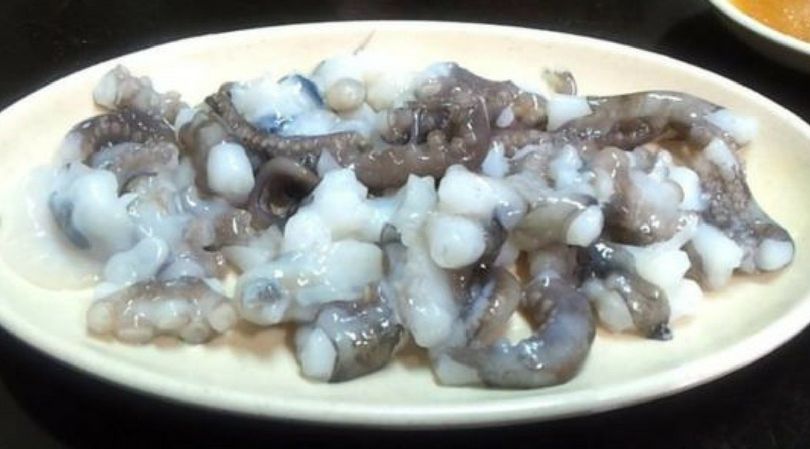 Jedzenie San-nakji jest niebezpieczne z uwagi na żywą ośmiornicę