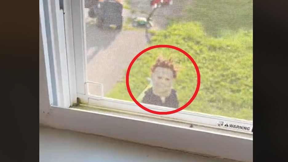 Zmywała naczynia i spojrzała, co robi jej syn