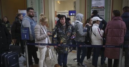 Polaków dotyka syndrom wypalenia empatią. "Ważne, żeby nie udawać superbohatera, gdy czujemy, że nie dajemy rady z dźwiganiem trudnej sytuacji"