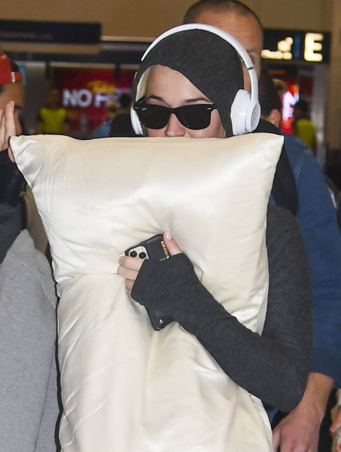 Katy Perry zasłania twarz poduszką w obawie przed koronawirusem