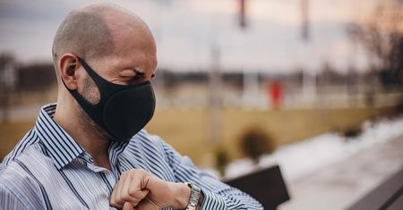 Tak przebiega teraz zakażenie COVID-19. Lekarze tłumaczą, jak odróżnić objawy koronawirusa i przeziębienia