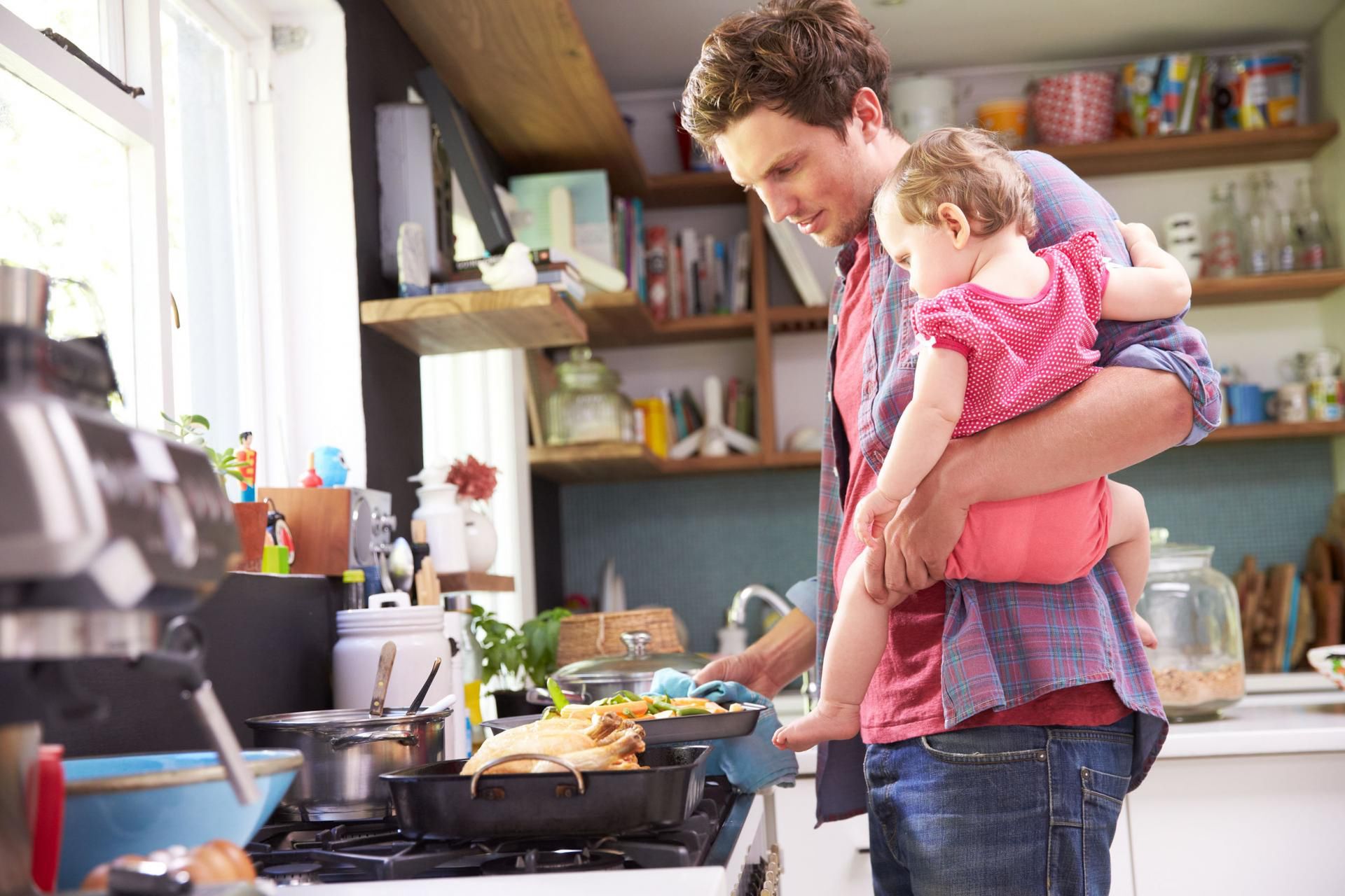 Tata z dzieckiem gotuje