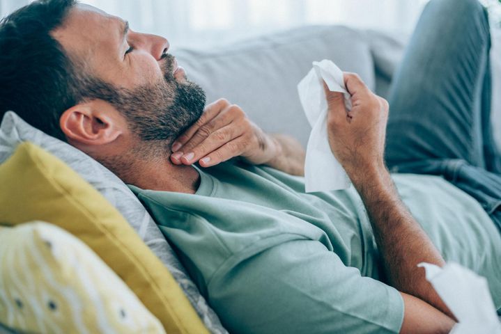 Badania Brytyjczyków wykazały, że najczęstszym objawem zakażenia koronawirusem jest teraz ból gardła