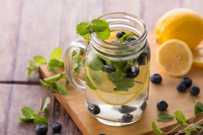 Woda z owocami leśnymi