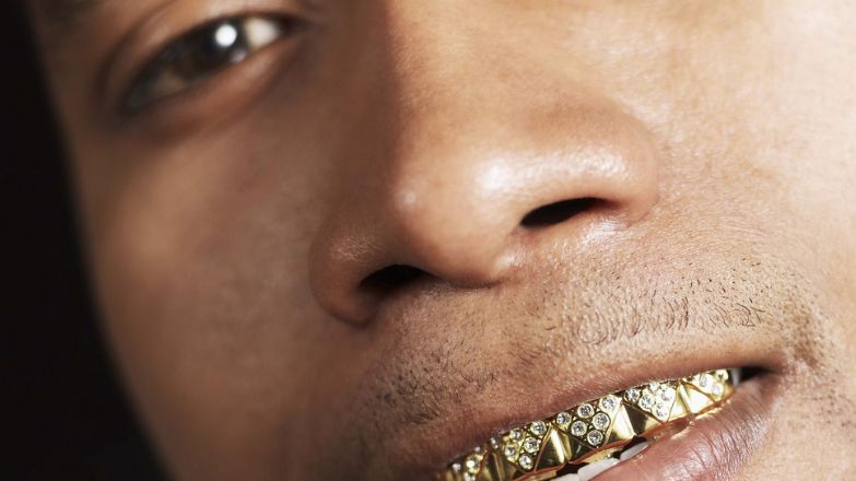 Grillz to ozdobne nakładki na zęby, wykonane ze złota, srebra, platyny lub innych kamieni szlachetnych.