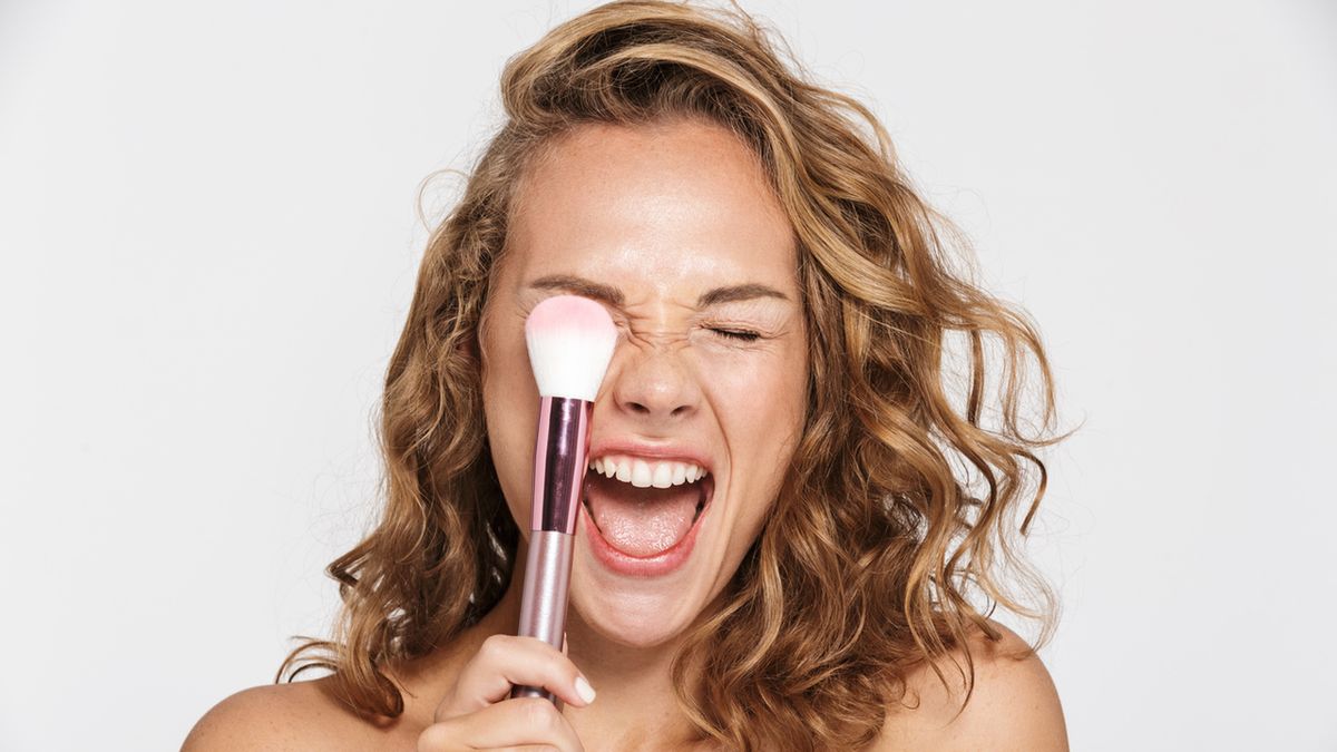 Róż i bronzer to kosmetyki nakładane na policzki.