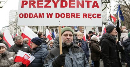 Banery na manifestacji opozycji i KOD