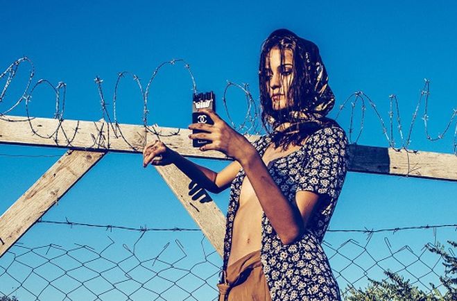 Węgierski fotograf mody przekroczył granice. Sesja inspirowana uchodźcami z Syrii w ogniu krytyki