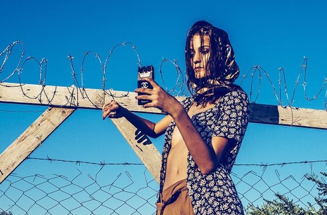 Węgierski fotograf mody przekroczył granice. Sesja inspirowana uchodźcami z Syrii w ogniu krytyki