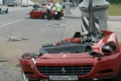 Wypadek w Rosji: Ferrari 612 przełamane na pół