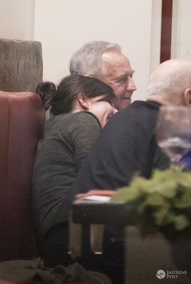 Antonina Turnau i Marek Kondrat przytulają się w restauracji