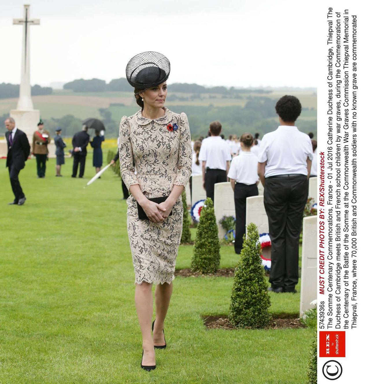 Księżna Kate 1 lipca 2016 roku uczciła pamięć o księżnej Dianie zakładając czarny kapelusz autorstwa ulubionego projektanta Lady Di – Johna Boyda