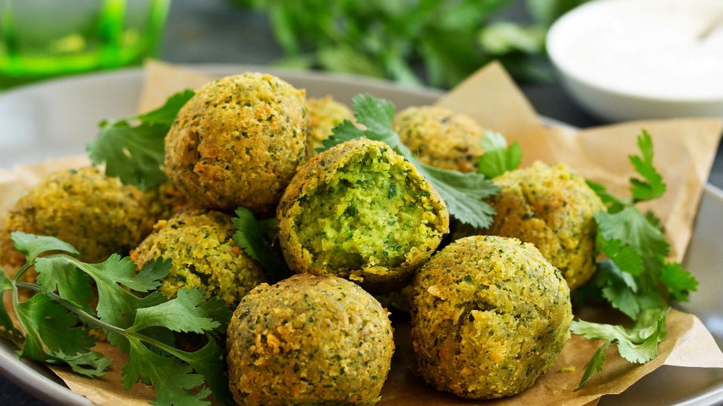 Falafele brokułowe to doskonała propozycja potrawy wegetariańskiej.