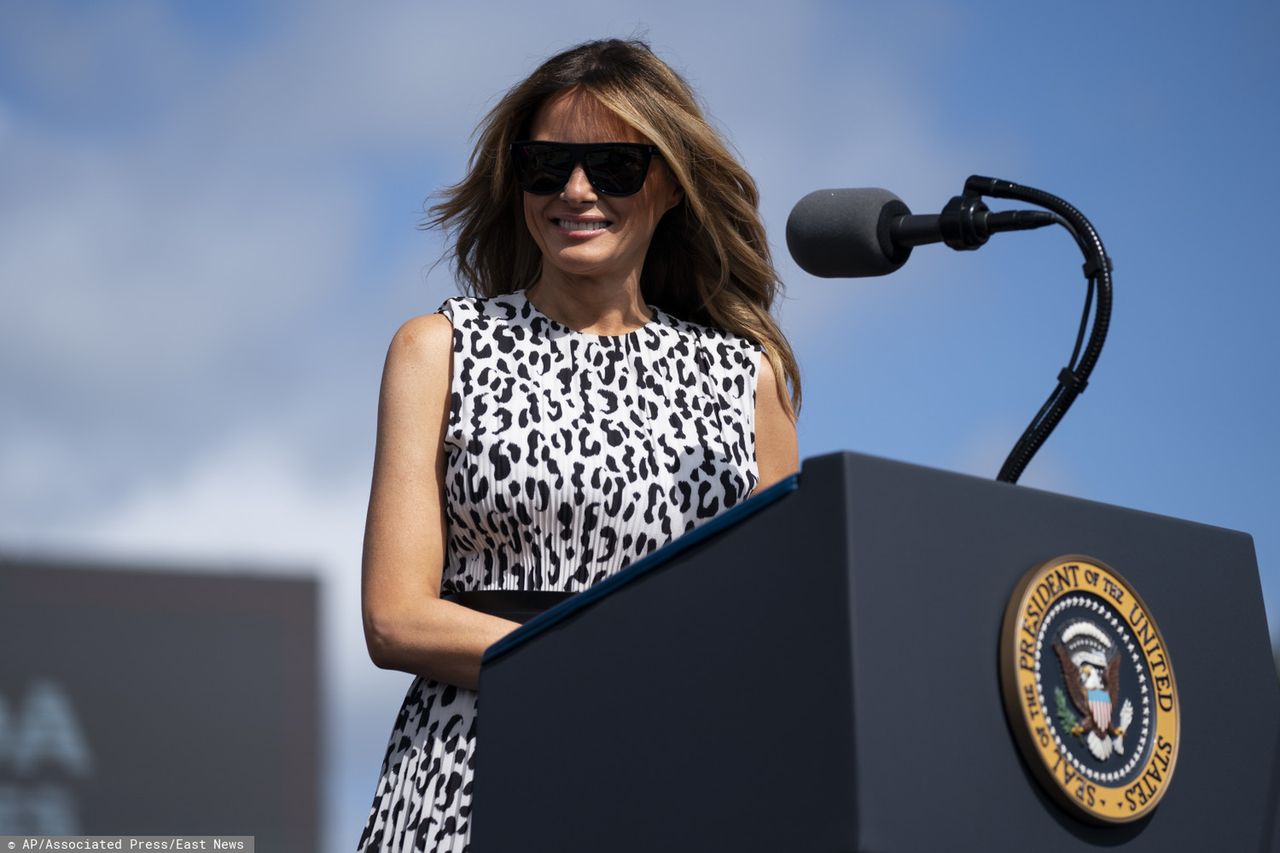 Melania Trump ma sobowtóra?First lady Melania Trump speaks during a campaign rally outside Raymond James Stadium, Thursday, Oct. 29, 2020, in Tampa. (AP Photo/Evan Vucci)