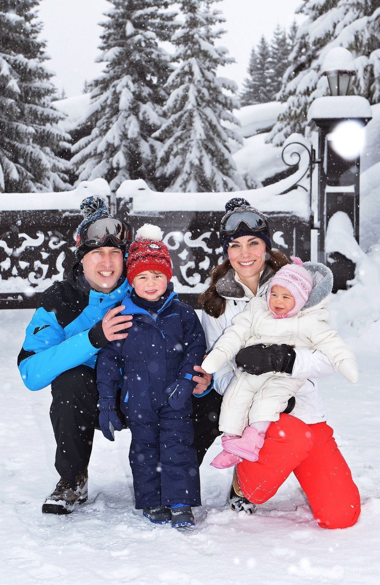 Książę William i księżna Kate z dziećmi, księciem George'em i księżniczką Charlotte, na nartach w francuskich Alpach (fot. East News)