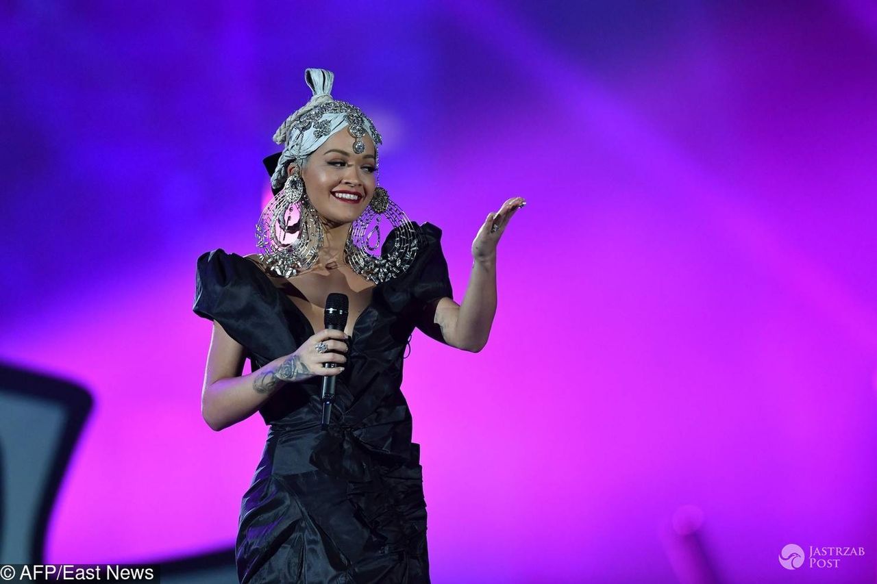 British singer-songwriter Rita Ora presents during the 2017 MTV Europe Music Awards (EMA) at Wembley Arena in London on November 12, 2017. / AFP PHOTO / Ben STANSALL