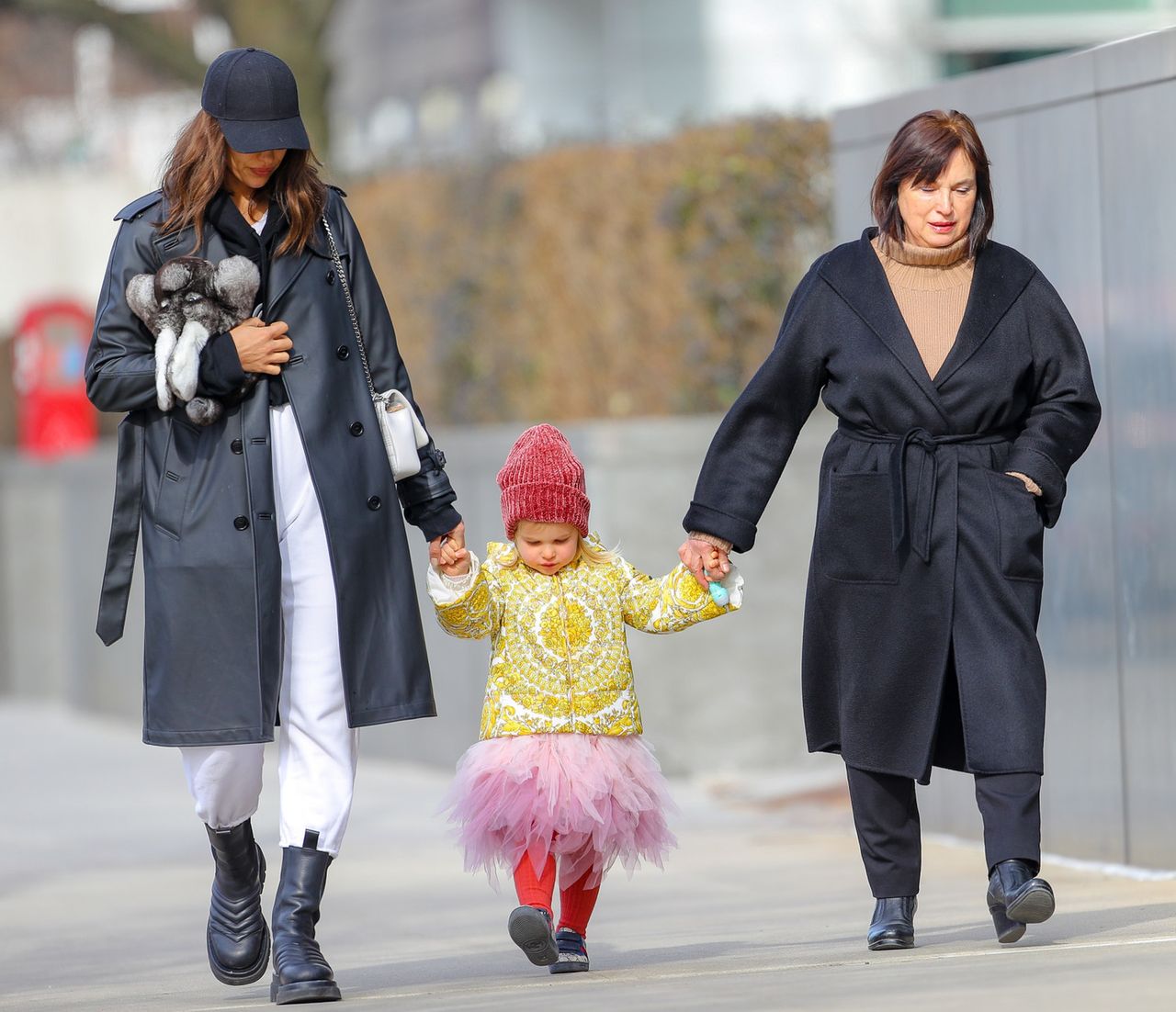 Irina Shyak z córką i mamą na spacerze