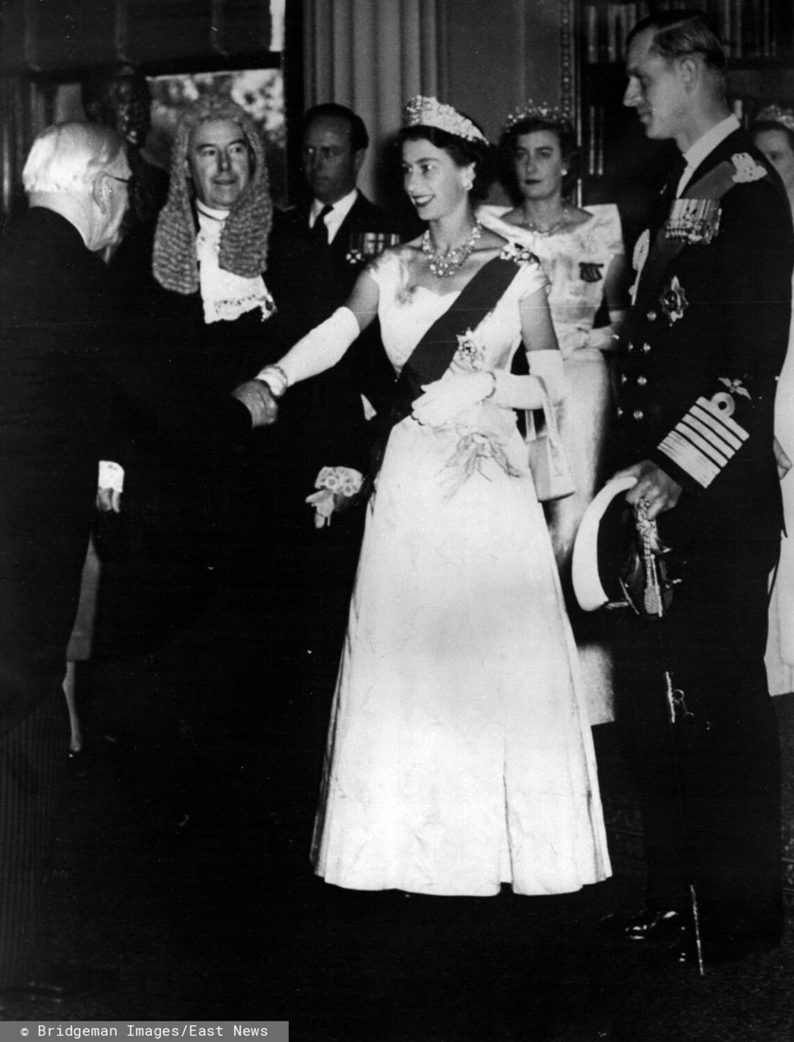 ZUM4920632 Queen Elizabeth (Elisabeth) II - Tue. 03, 1954 - Royal Australian Tour.. Queen Opens Parliament in Melbourne. Keystone Photo Shows: - Councillor H.B. McLeod being presented to the Queen at Parliament House, Melbourne, after the Opening of Parliament Ceremonies.. In background wearing wig is President of the Legislative Council Sir Clifden Eager by .; (add.info.: Queen Elizabeth (Elisabeth) II - Tue. 03, 1954 - Royal Australian Tour.. Queen Opens Parliament in Melbourne. Keystone Photo Shows: - Councillor H.B. McLeod being presented to the Queen at Parliament House, Melbourne, after the Opening of Parliament Ceremonies.. In background wearing wig is President of the Legislative Council Sir Clifden Eager); Photo ?? Keystone/Zuma; .