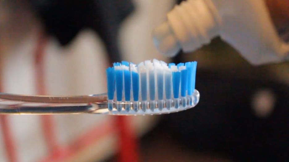 Czym grozi zbyt rzadka wymiana szczoteczki do zębów