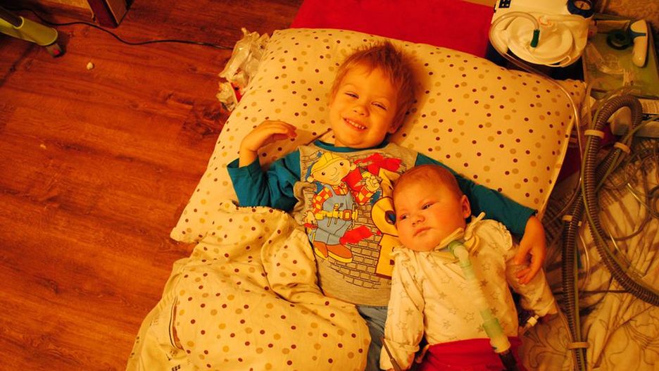 Trwa walka małej Laury z dwoma ciężkimi chorobami